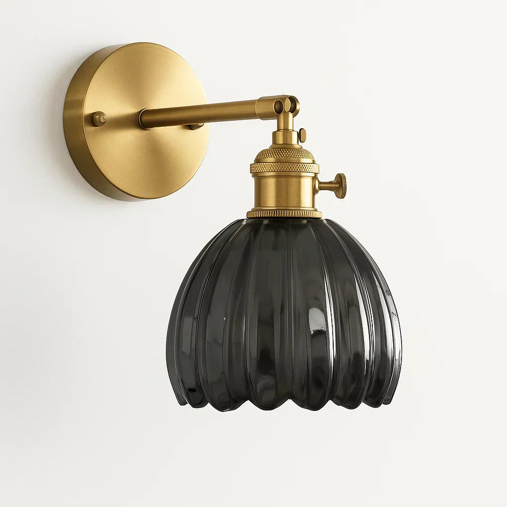 Vintage-tyylinen lasinen tulppaaniseinÀvalaisin lÀmpimÀllÀ valolla