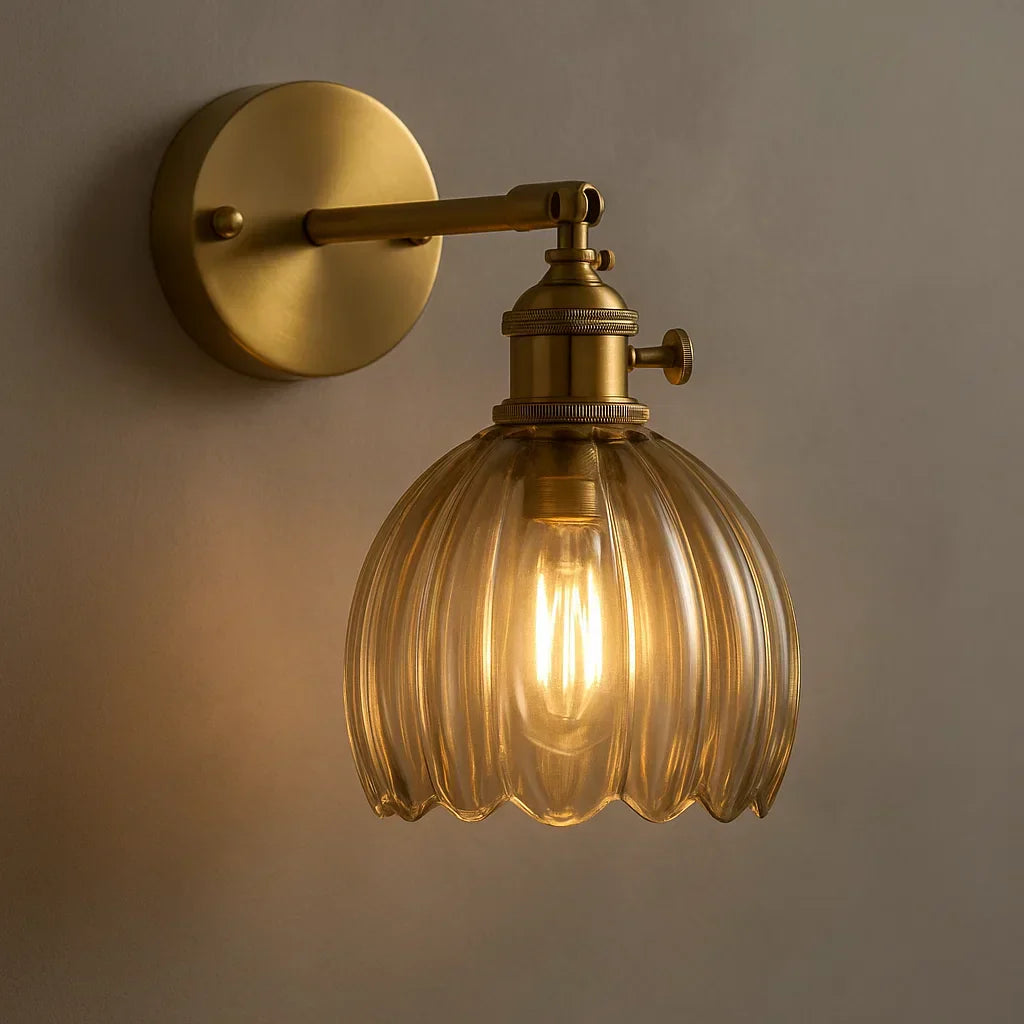Vintage-tyylinen lasinen tulppaaniseinÀvalaisin lÀmpimÀllÀ valolla
