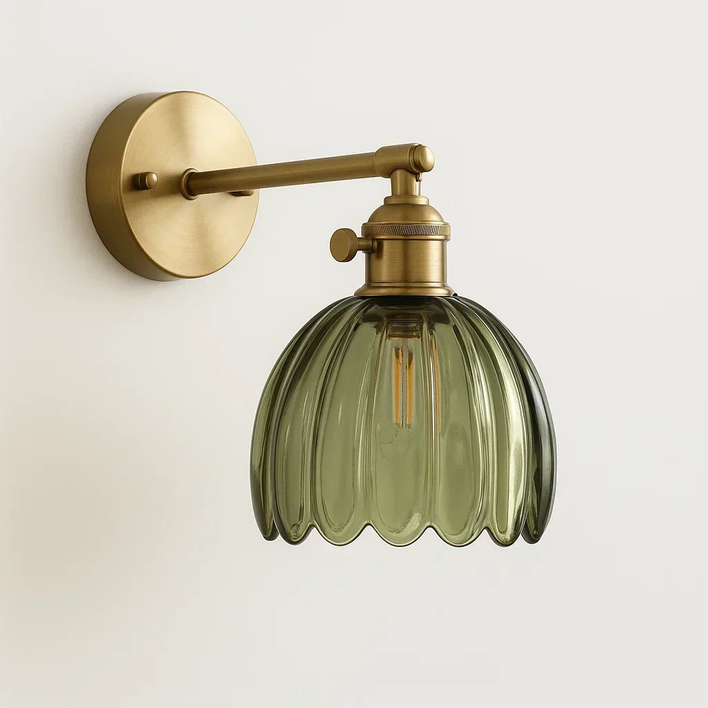 Vintage-tyylinen lasinen tulppaaniseinÀvalaisin lÀmpimÀllÀ valolla