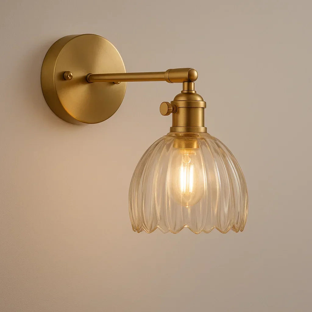 Vintage-tyylinen lasinen tulppaaniseinävalaisin lämpimällä valolla